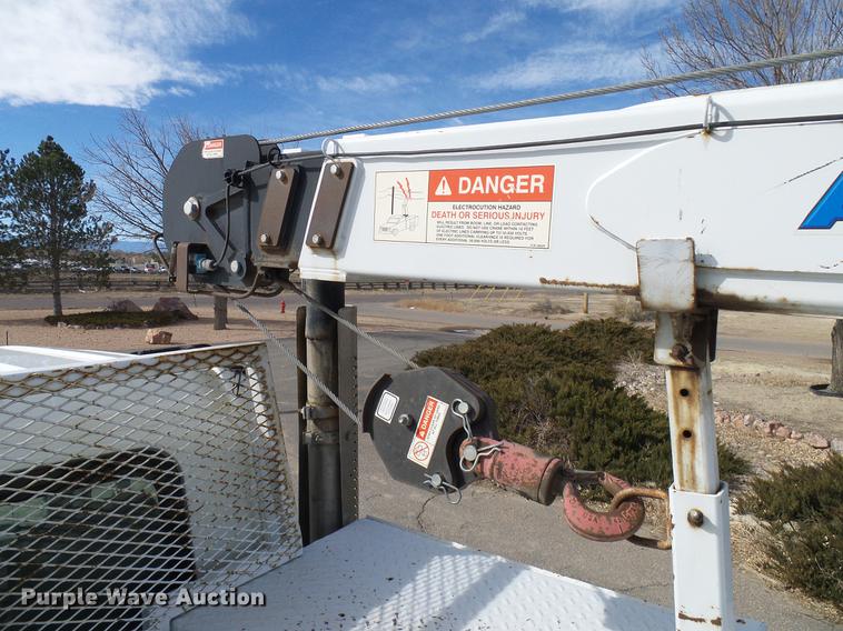 image for item DD6003 2006 International 4300 service truck with crane