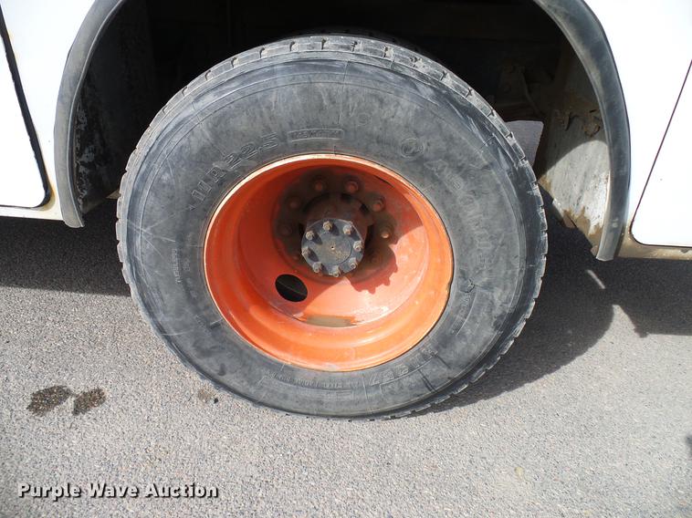 image for item DD6003 2006 International 4300 service truck with crane