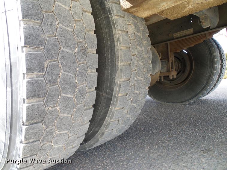 image for item DD6003 2006 International 4300 service truck with crane