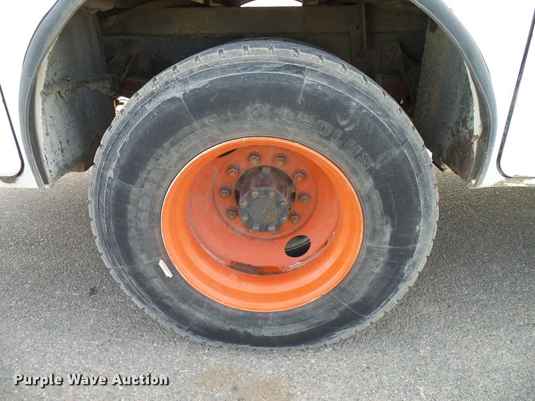 image for item DD6003 2006 International 4300 service truck with crane