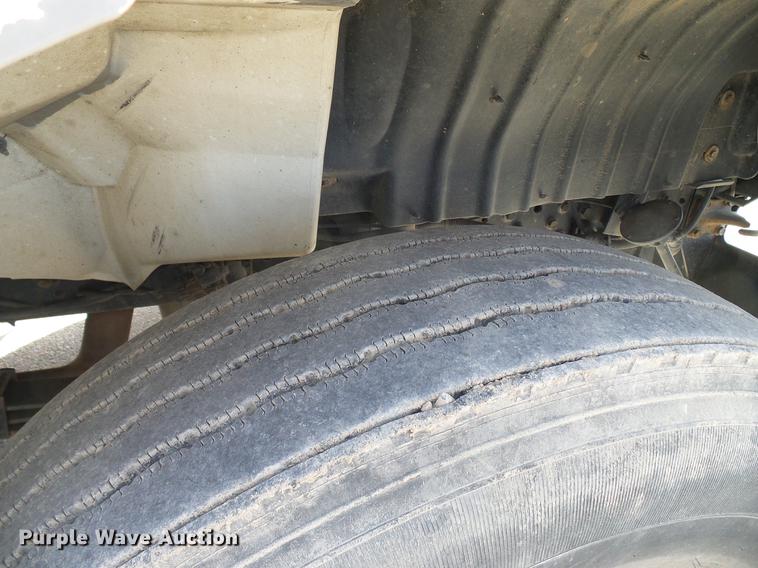 image for item DD6003 2006 International 4300 service truck with crane