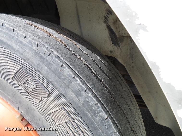 image for item DD6003 2006 International 4300 service truck with crane