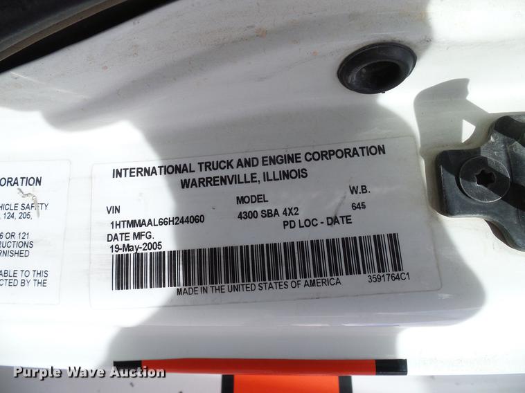 image for item DD6003 2006 International 4300 service truck with crane