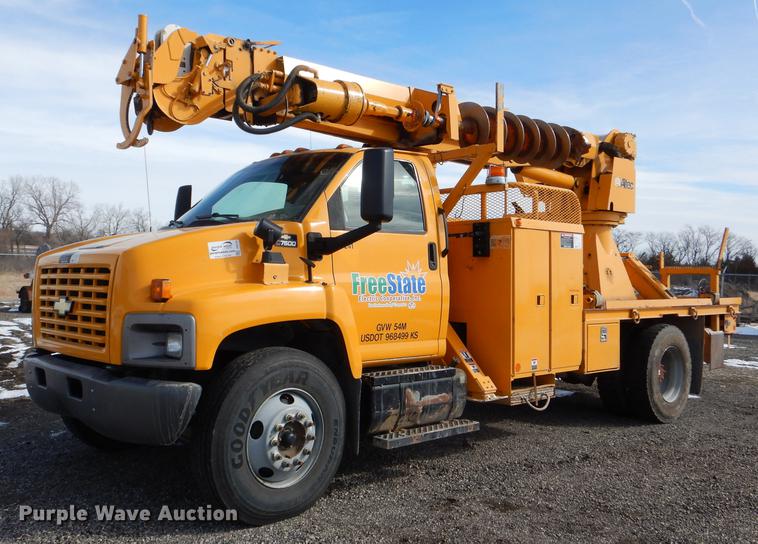 image for item DE0144 2004 Chevrolet C7500 digger derrick truck