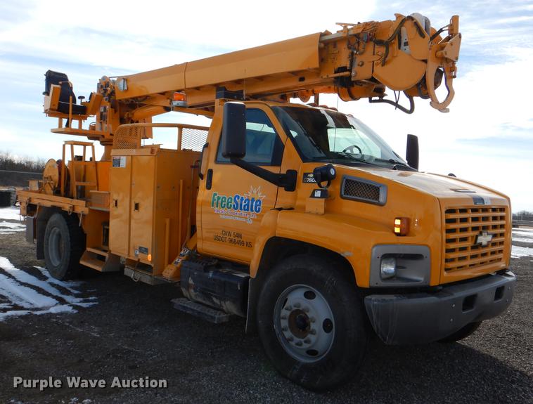 image for item DE0144 2004 Chevrolet C7500 digger derrick truck