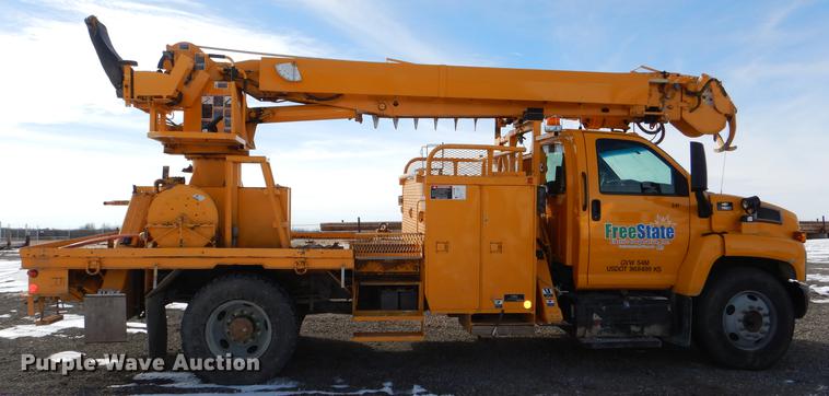 image for item DE0144 2004 Chevrolet C7500 digger derrick truck