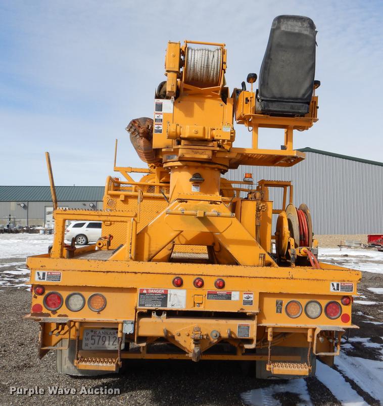 image for item DE0144 2004 Chevrolet C7500 digger derrick truck