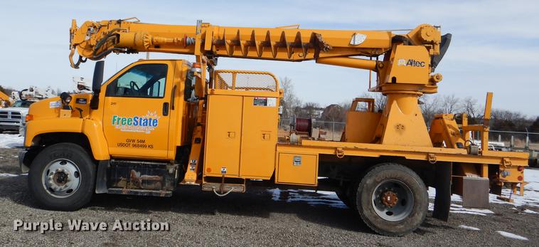 image for item DE0144 2004 Chevrolet C7500 digger derrick truck