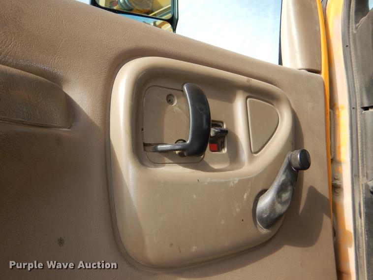 image for item DE0144 2004 Chevrolet C7500 digger derrick truck