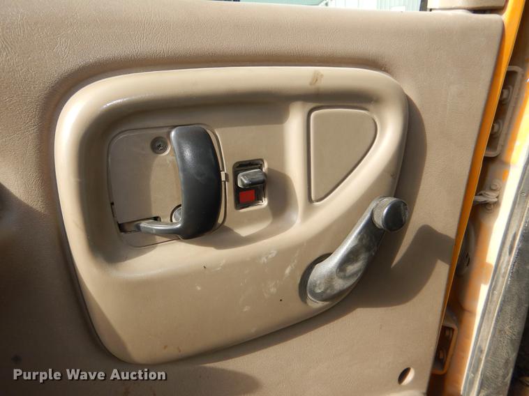 image for item DE0144 2004 Chevrolet C7500 digger derrick truck