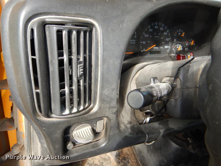 image for item DE0144 2004 Chevrolet C7500 digger derrick truck