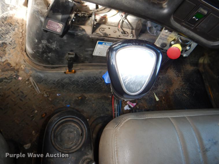 image for item DE0144 2004 Chevrolet C7500 digger derrick truck