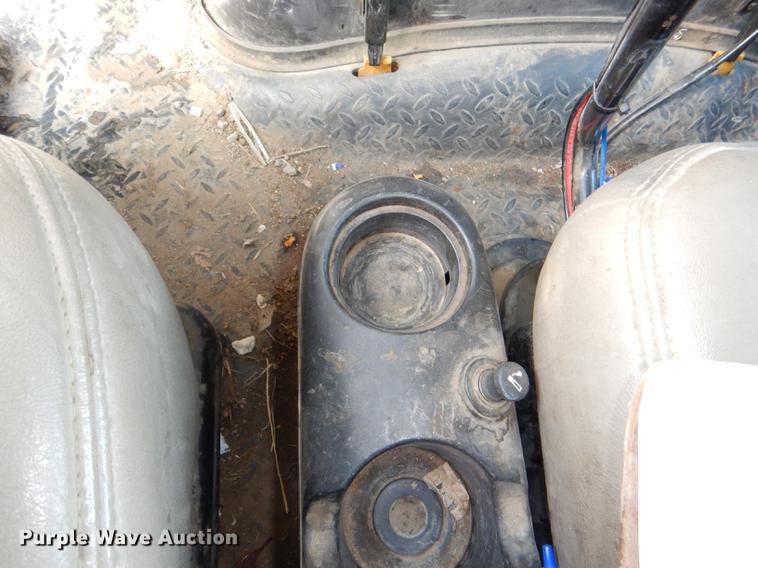 image for item DE0144 2004 Chevrolet C7500 digger derrick truck