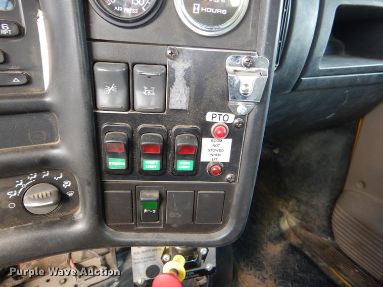 image for item DE0144 2004 Chevrolet C7500 digger derrick truck