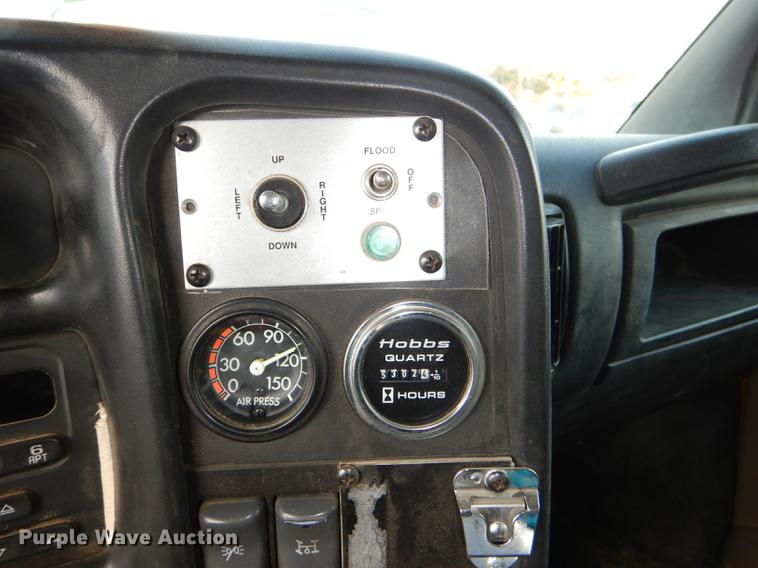 image for item DE0144 2004 Chevrolet C7500 digger derrick truck