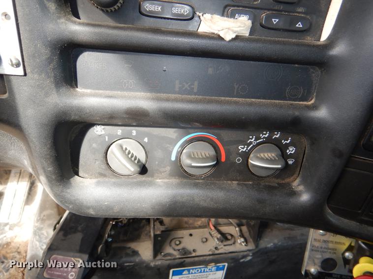 image for item DE0144 2004 Chevrolet C7500 digger derrick truck