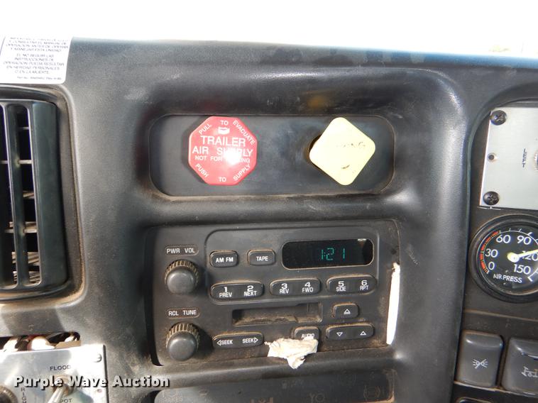 image for item DE0144 2004 Chevrolet C7500 digger derrick truck