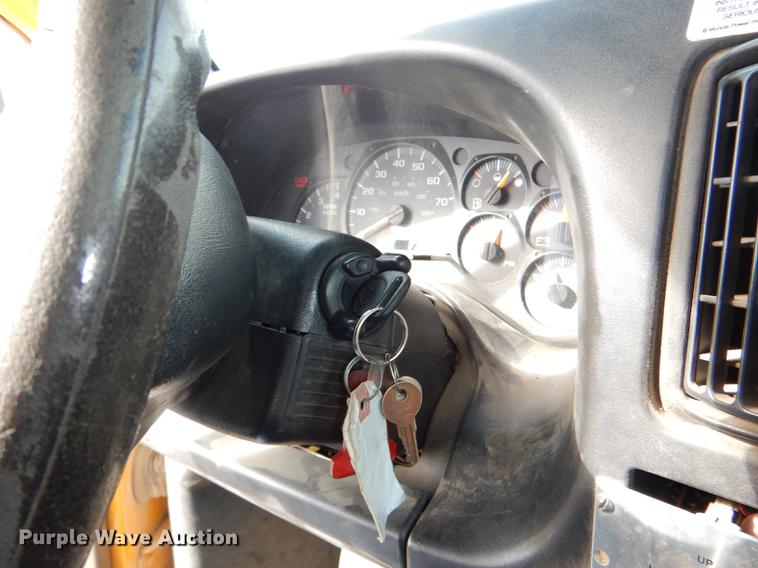 image for item DE0144 2004 Chevrolet C7500 digger derrick truck