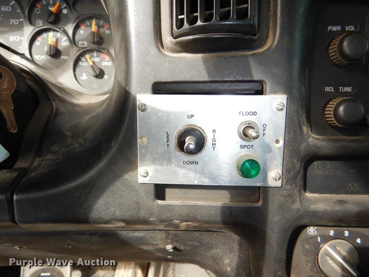 image for item DE0144 2004 Chevrolet C7500 digger derrick truck