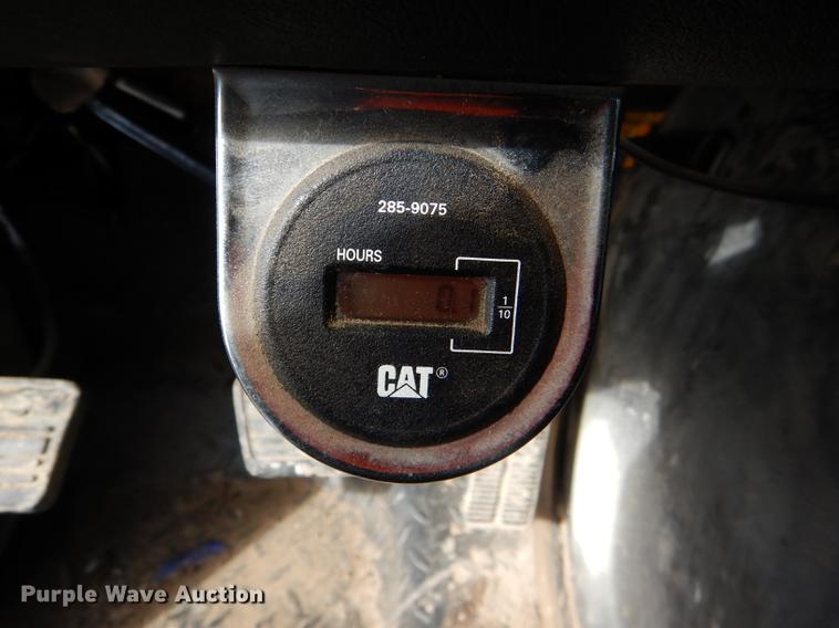 image for item DE0144 2004 Chevrolet C7500 digger derrick truck