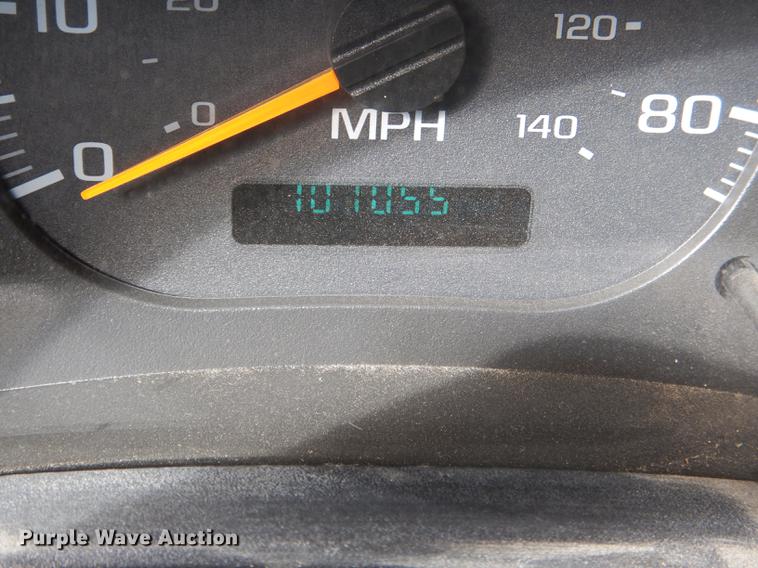 image for item DE0144 2004 Chevrolet C7500 digger derrick truck