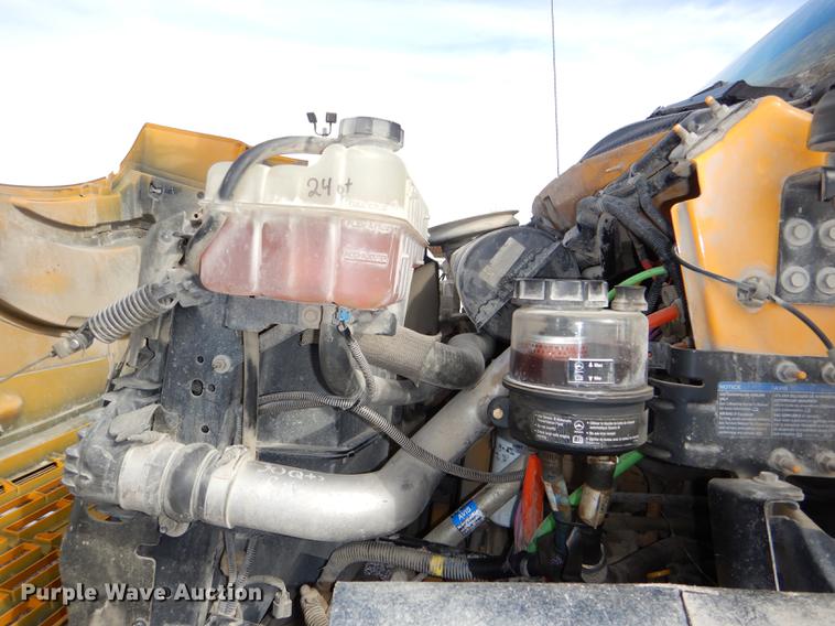 image for item DE0144 2004 Chevrolet C7500 digger derrick truck