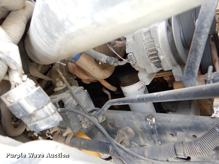 image for item DE0144 2004 Chevrolet C7500 digger derrick truck