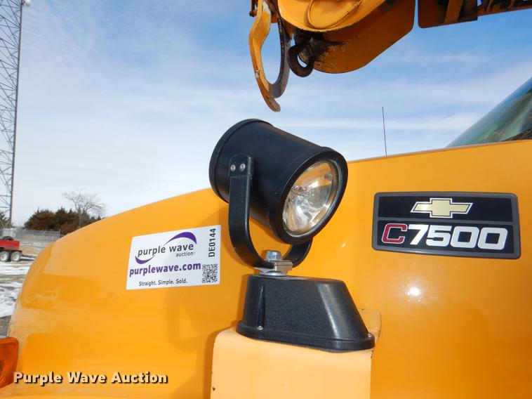 image for item DE0144 2004 Chevrolet C7500 digger derrick truck