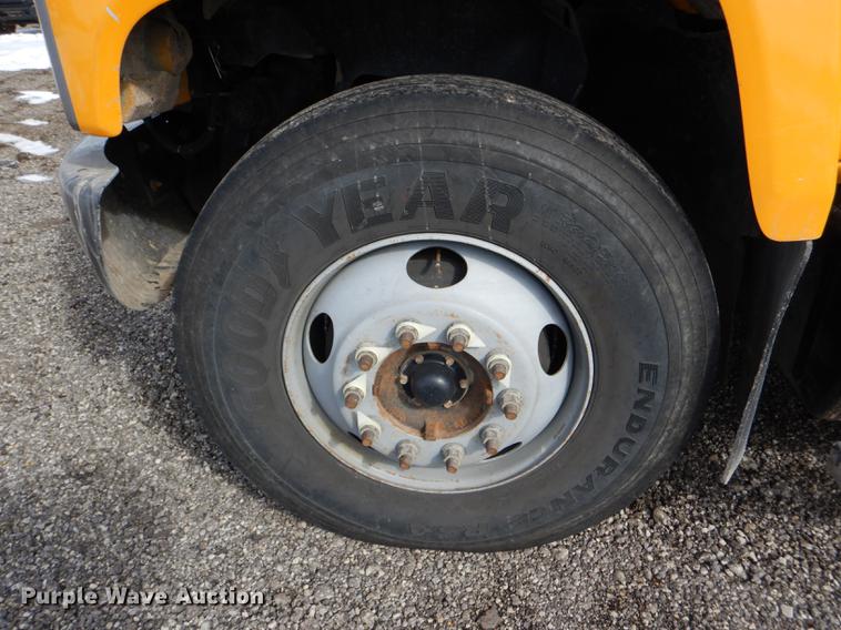 image for item DE0144 2004 Chevrolet C7500 digger derrick truck