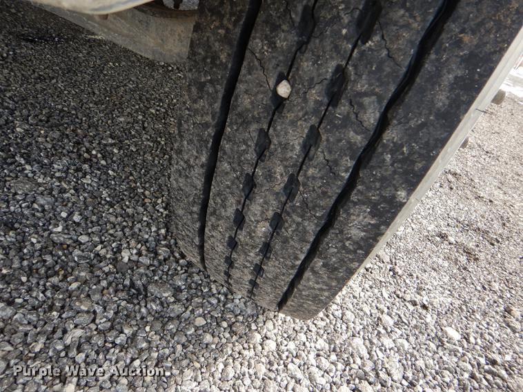 image for item DE0144 2004 Chevrolet C7500 digger derrick truck