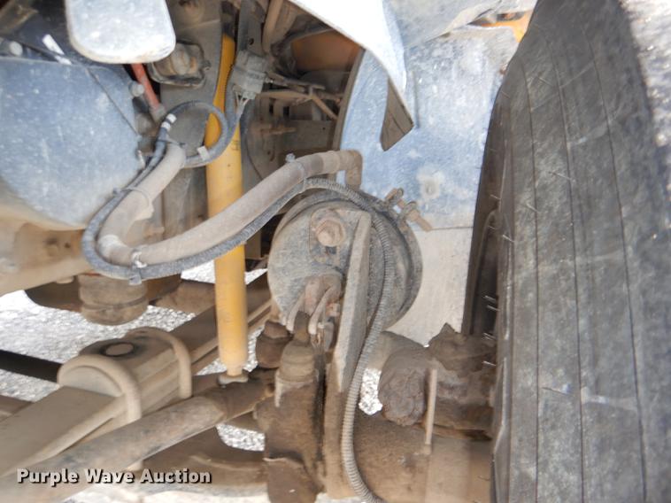 image for item DE0144 2004 Chevrolet C7500 digger derrick truck