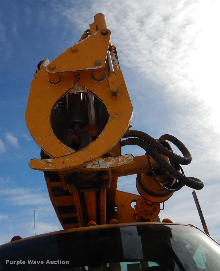 image for item DE0144 2004 Chevrolet C7500 digger derrick truck