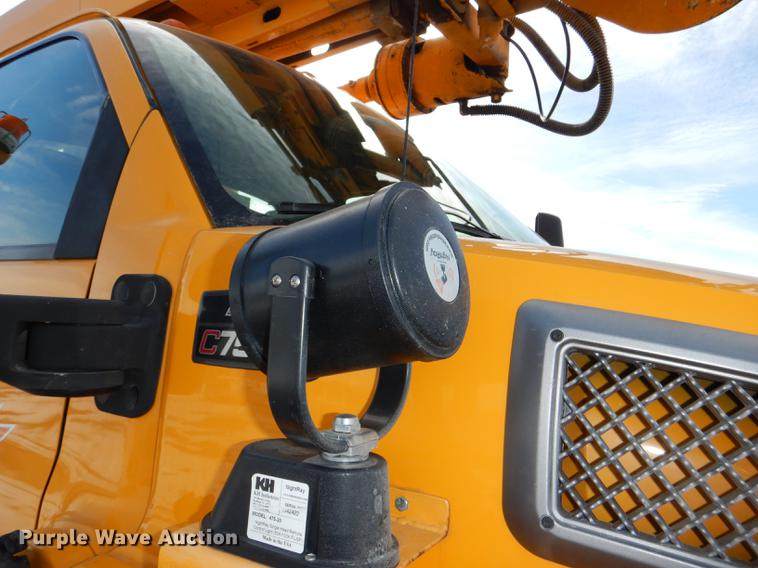 image for item DE0144 2004 Chevrolet C7500 digger derrick truck