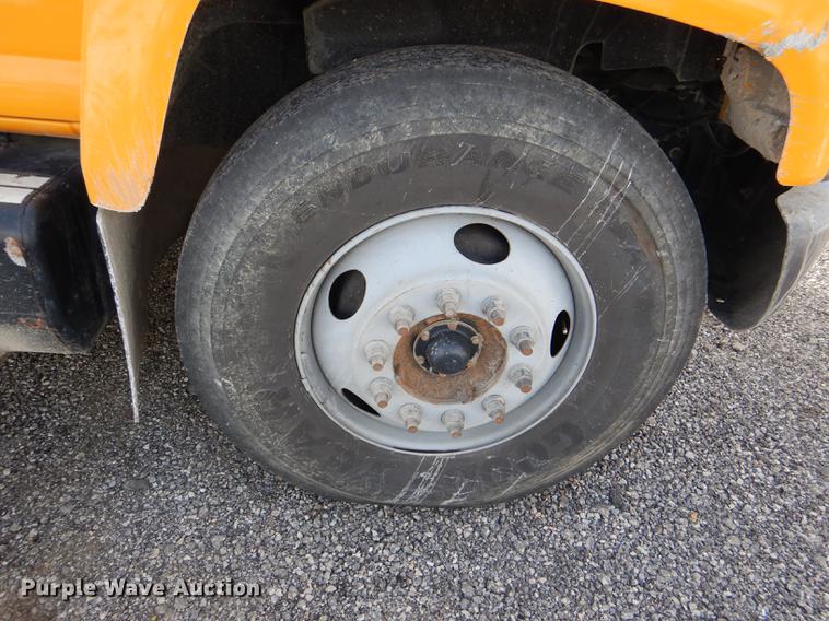 image for item DE0144 2004 Chevrolet C7500 digger derrick truck