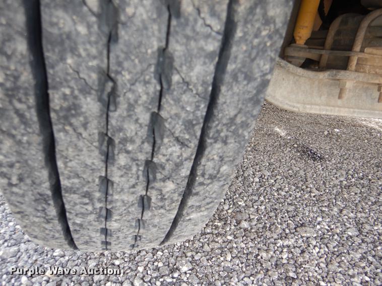 image for item DE0144 2004 Chevrolet C7500 digger derrick truck