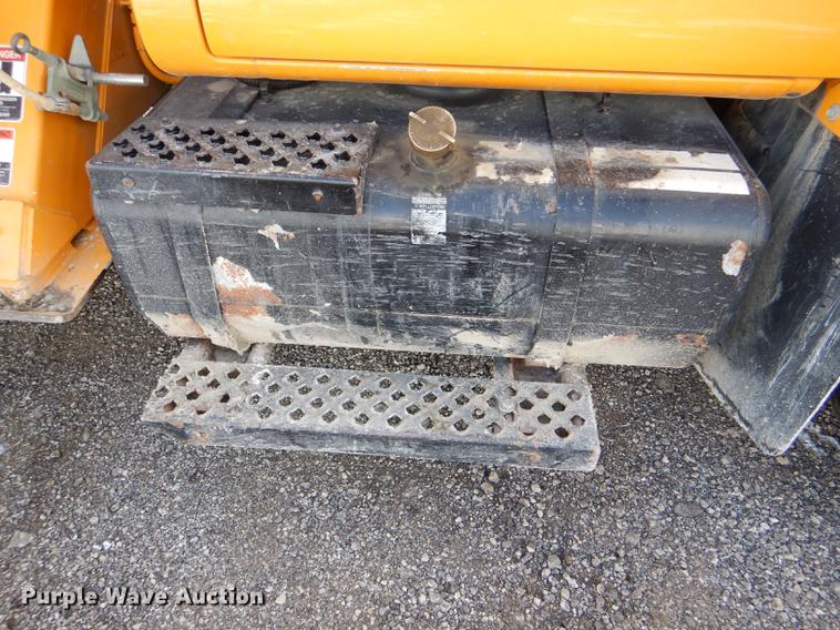 image for item DE0144 2004 Chevrolet C7500 digger derrick truck