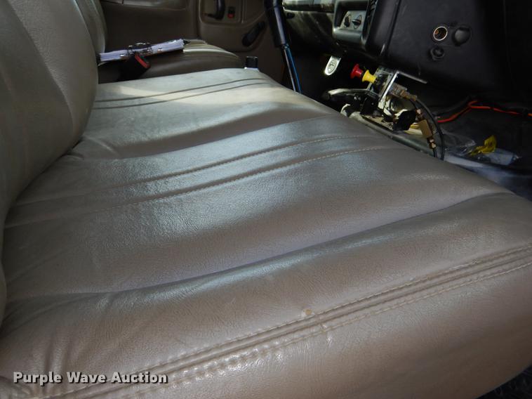 image for item DE0144 2004 Chevrolet C7500 digger derrick truck