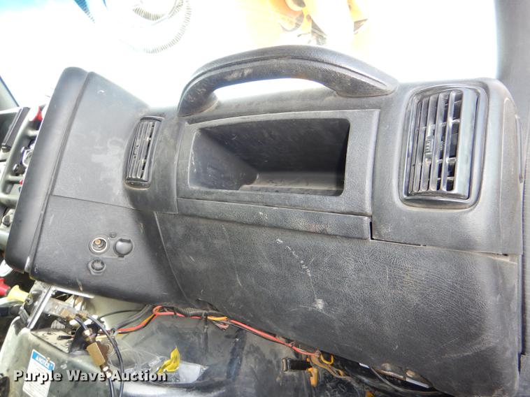 image for item DE0144 2004 Chevrolet C7500 digger derrick truck