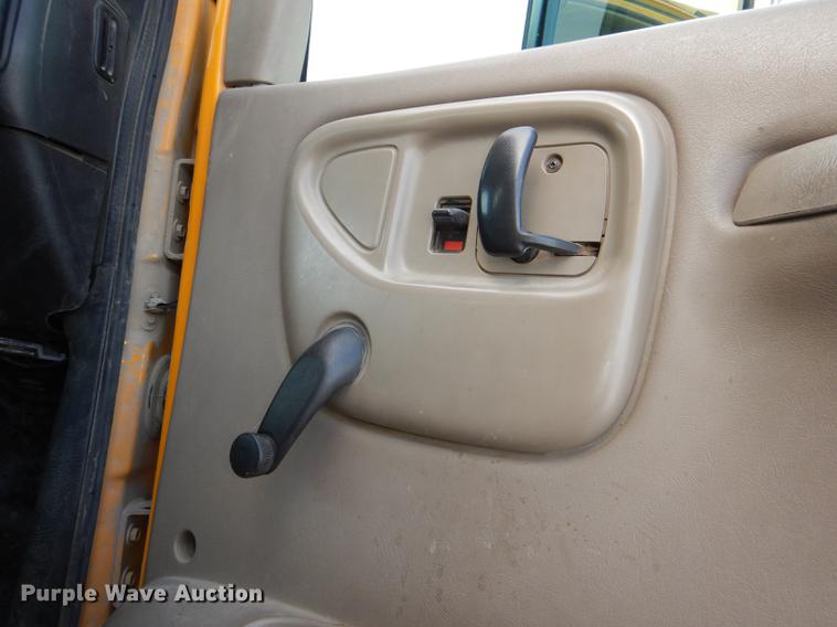 image for item DE0144 2004 Chevrolet C7500 digger derrick truck