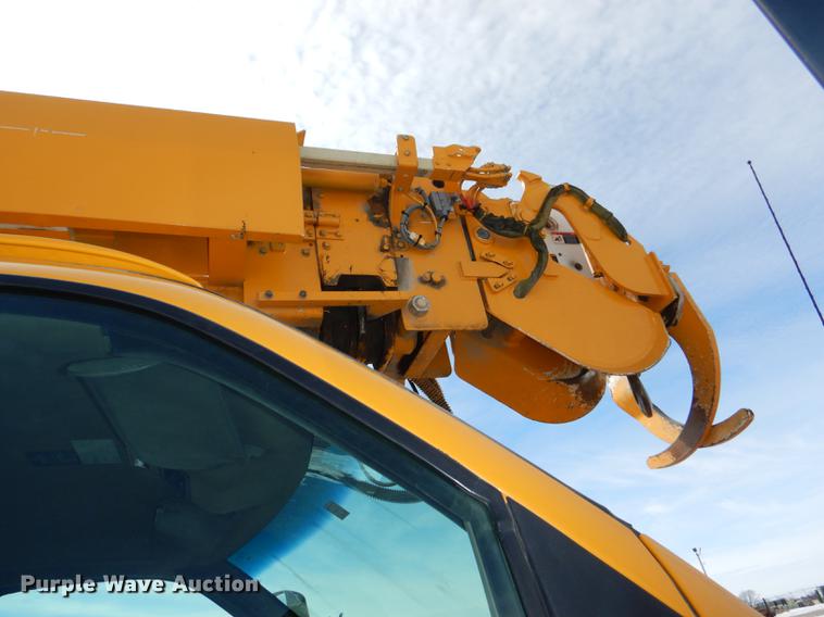image for item DE0144 2004 Chevrolet C7500 digger derrick truck