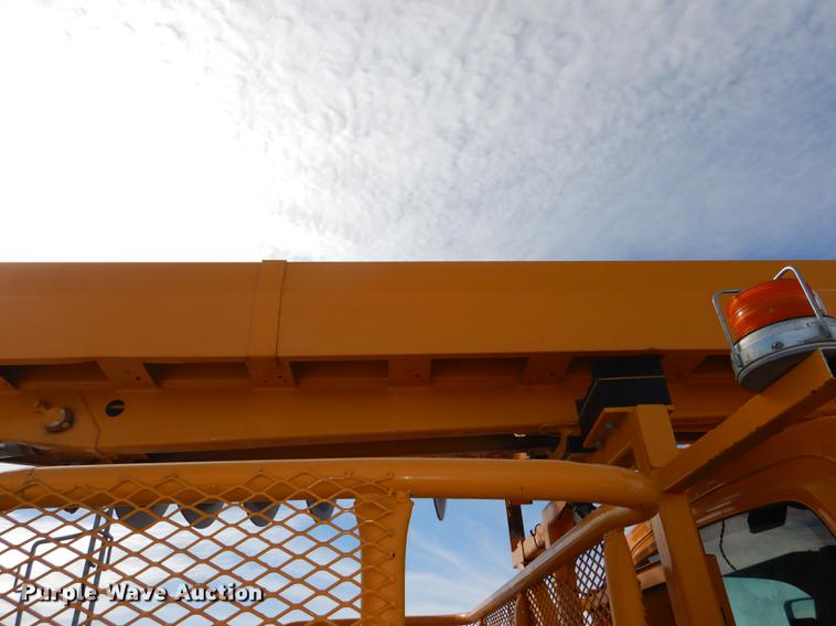 image for item DE0144 2004 Chevrolet C7500 digger derrick truck