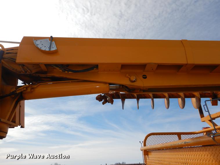 image for item DE0144 2004 Chevrolet C7500 digger derrick truck