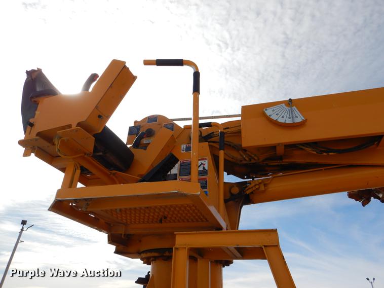 image for item DE0144 2004 Chevrolet C7500 digger derrick truck