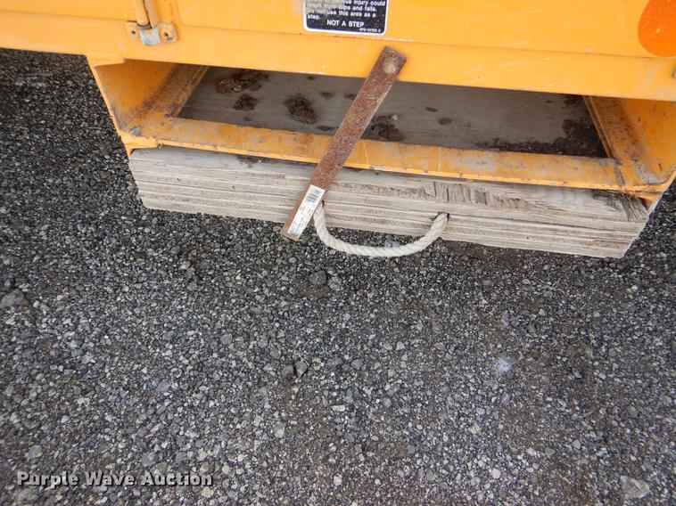 image for item DE0144 2004 Chevrolet C7500 digger derrick truck