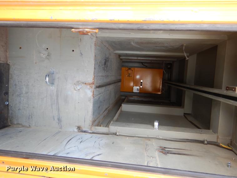 image for item DE0144 2004 Chevrolet C7500 digger derrick truck