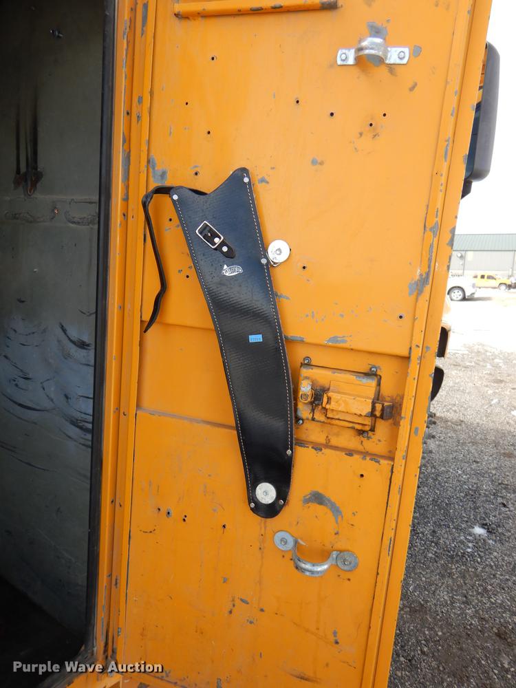 image for item DE0144 2004 Chevrolet C7500 digger derrick truck