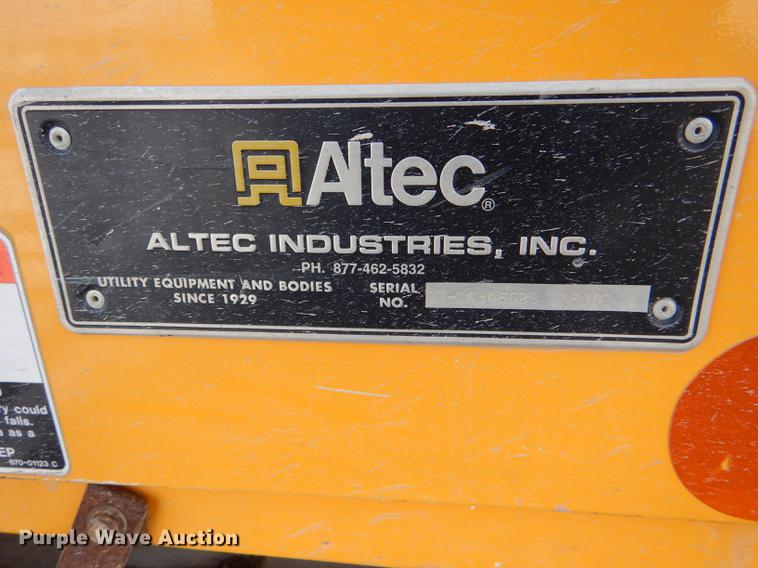 image for item DE0144 2004 Chevrolet C7500 digger derrick truck