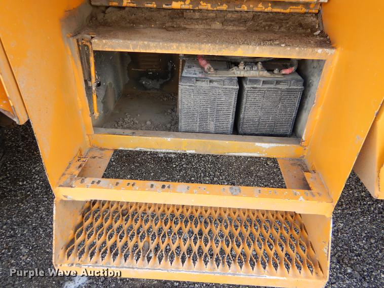 image for item DE0144 2004 Chevrolet C7500 digger derrick truck