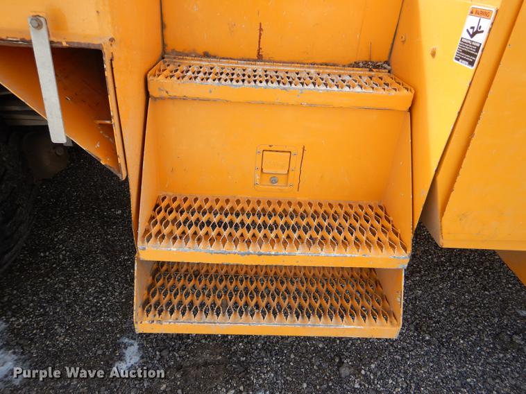 image for item DE0144 2004 Chevrolet C7500 digger derrick truck