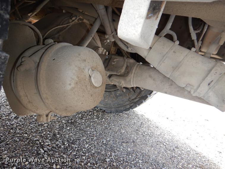 image for item DE0144 2004 Chevrolet C7500 digger derrick truck